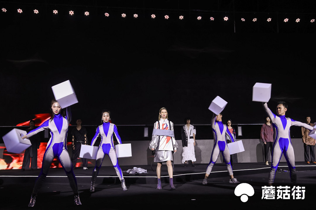 “伊德服人,穿行未來”走秀表演