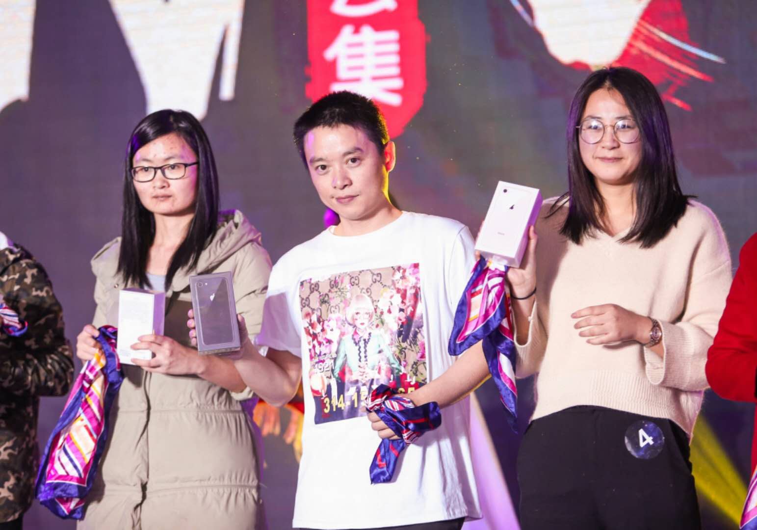 年會抽獎環(huán)節(jié):絲巾抽獎